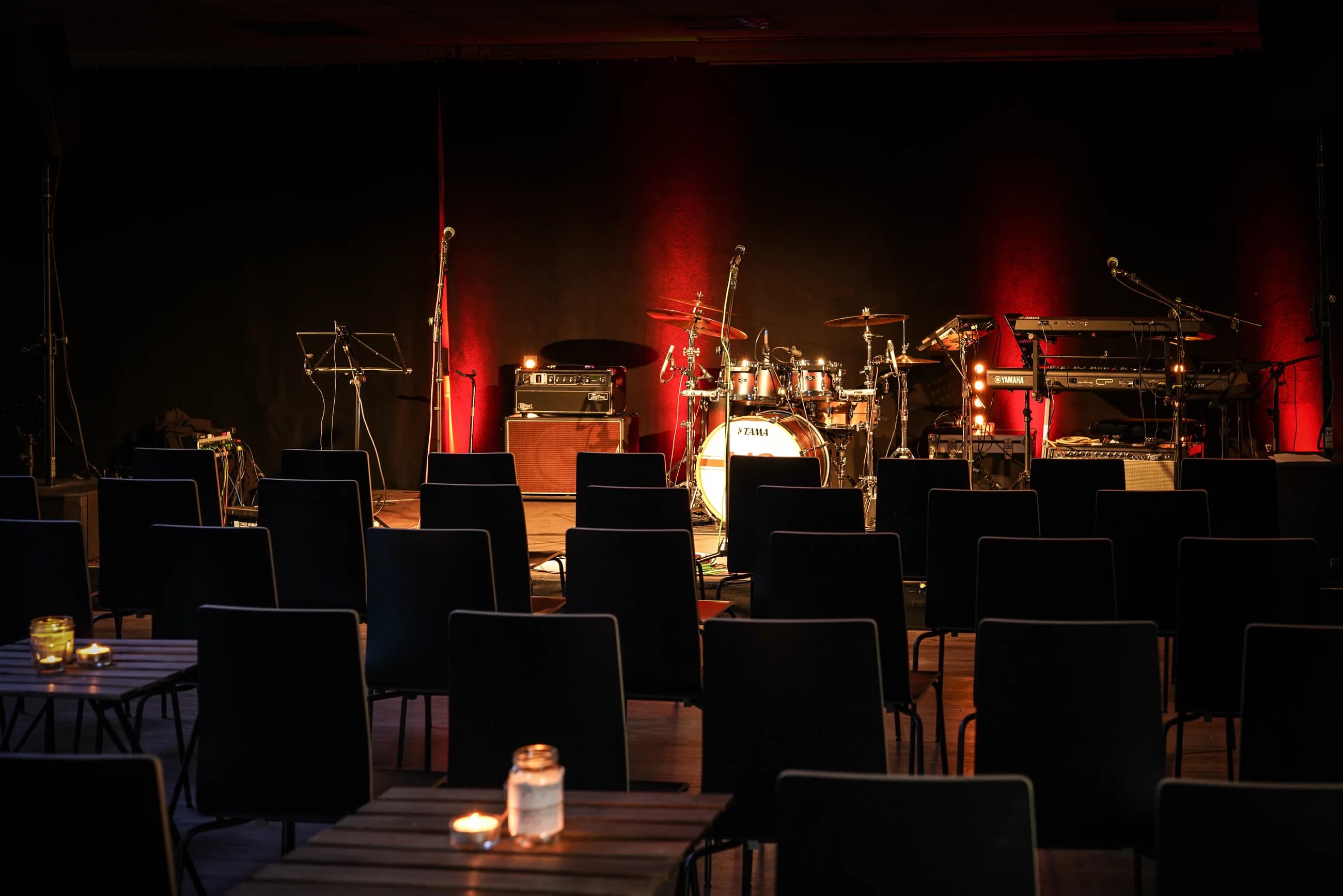 Bühne mit Schlagzeug, Keyboards und Verstärkern im Musikzentrum Mittelhessen