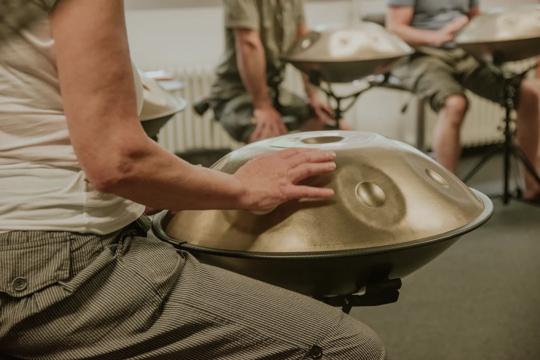 Mehrere Personen spielen gemeinsam Handpan