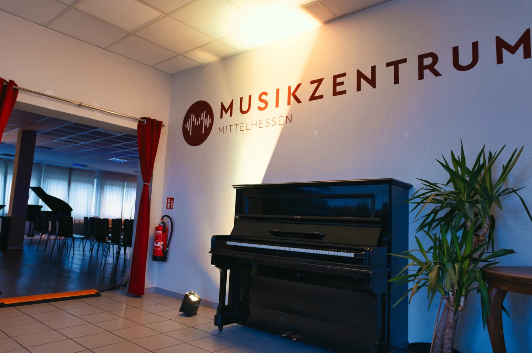 Klavier unter dem Schriftzug des Musikzentrums Mittelhessen